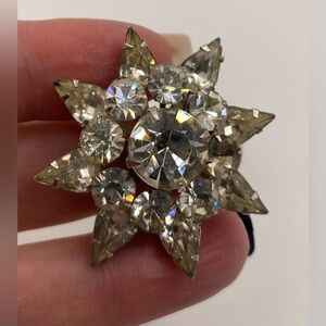 Coro Rhinestone Flower Starburst Prong Set Brooch Pin
Signed Vintage Gorgeous